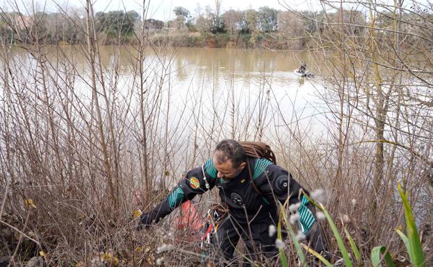 El operativo de búsqueda del piloto del ultraligero peinará el Duero «hasta donde sea necesario»