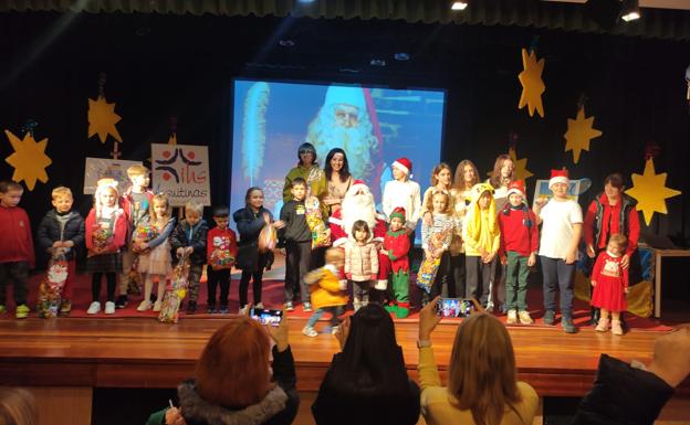 Papá Noel ilusiona a los niños ucranianos de Burgos