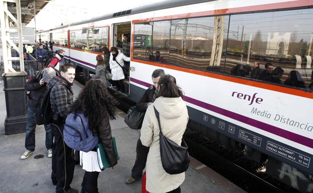 Renfe ha retirado ya 70 abonos a viajeros que reservaban plazas que no utilizaban