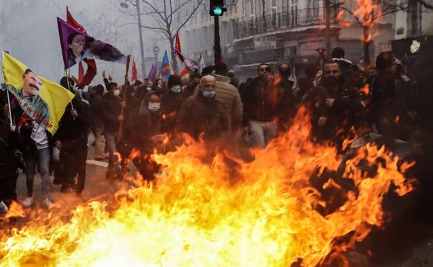 Cientos de personas se manifiestan en París en protesta por el tiroteo en un centro cultural kurdo