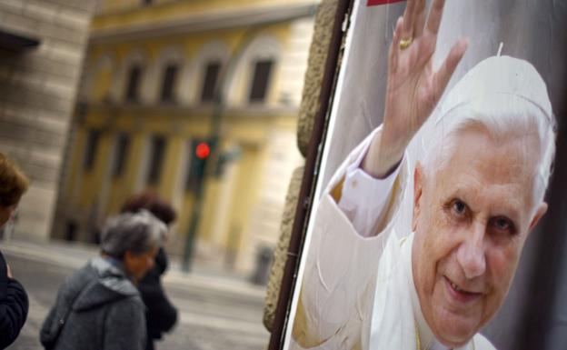 El arzobispo de Burgos despide a Benedicto XVI con «profunda admiración e inmensa gratitud»