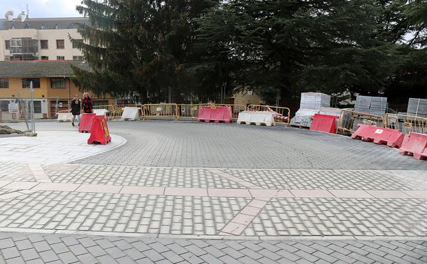 Reabren al tráfico la calle Santa Águeda mientras continúan las obras en el Arco de San Martín