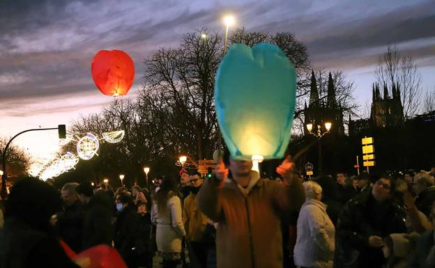 Burgos suelta al cielo 3.000 farolillos a favor de los refugiados de la guerra del Congo