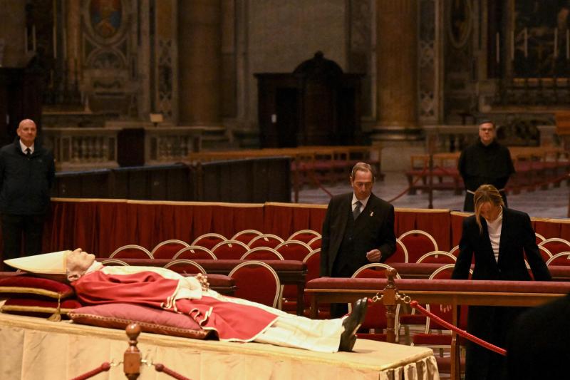 La capilla ardiente de Benedicto XVI, en imágenes