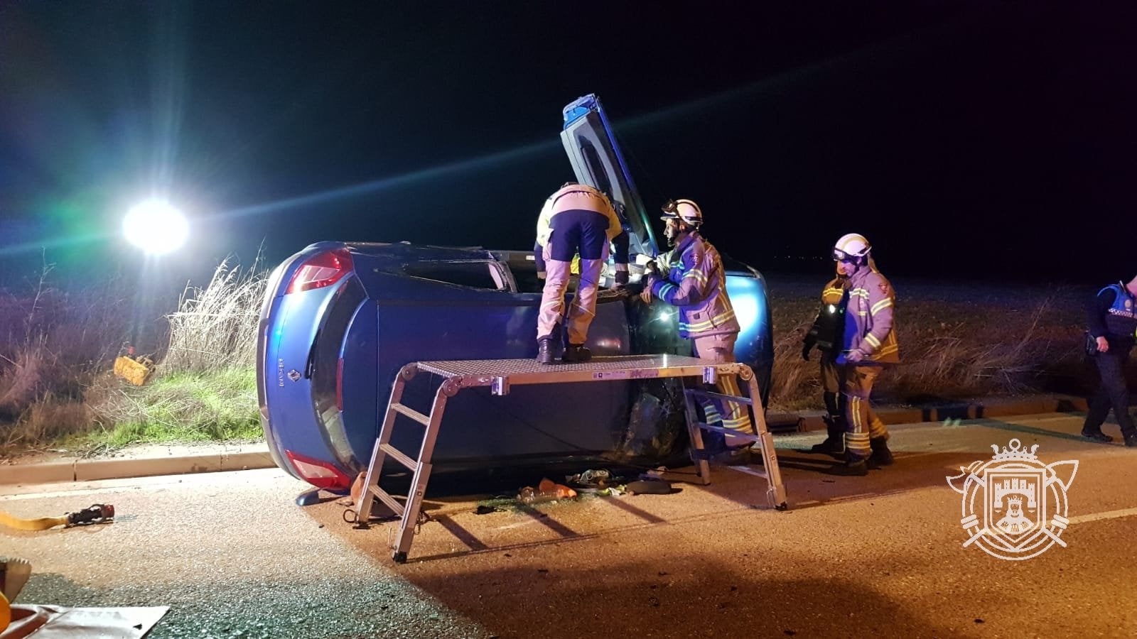 Los Bomberos de Burgos liberan al conductor de un vehículo volcado en Villímar