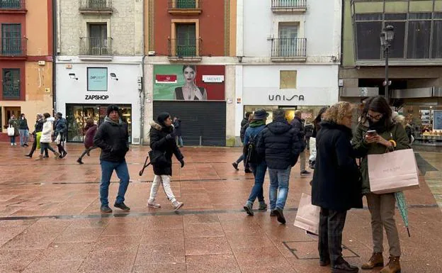 La lluvia frena las compras en el primer día de rebajas en Burgos