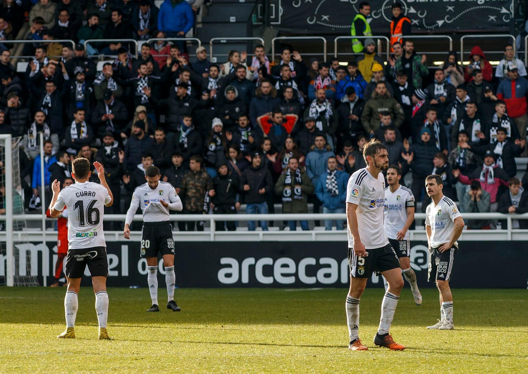 El Burgos CF se deja los puntos en los últimos minutos de cada mitad de partido