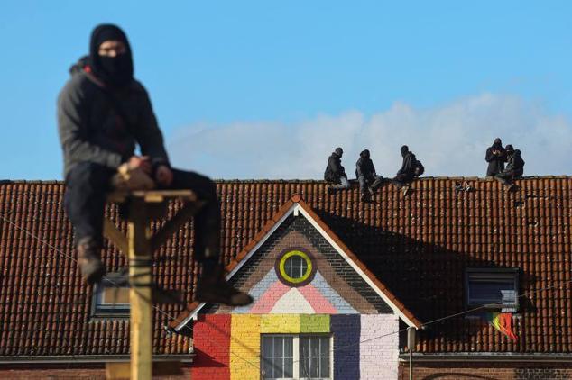 Ecologistas resisten al desalojo y derribo de un pueblo alemán para extraer carbón