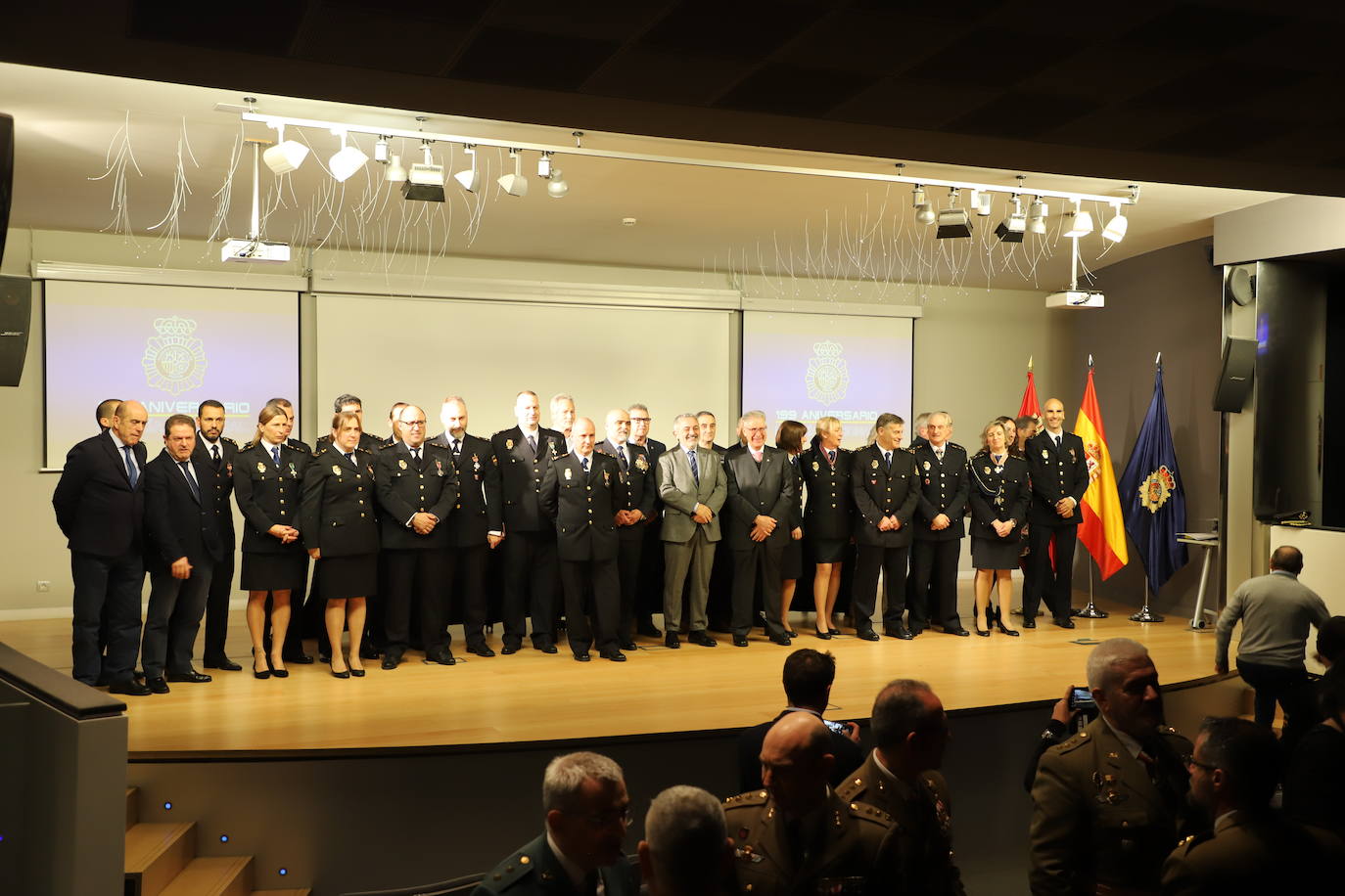 Diplomas y medallas de Dedicación al Servicio Policial para conmemorar el 199 aniversario del Cuerpo Nacional de Policía