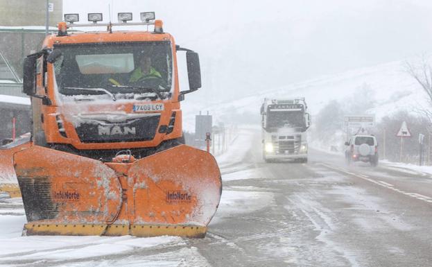 Cinco carreteras burgaleses continúan con incidencias por el temporal de nieve