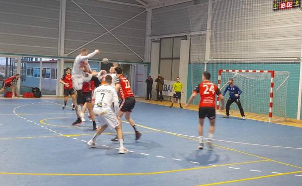 UBU San Pablo Burgos tutea al Ademar en el segundo amistoso de pretemporada