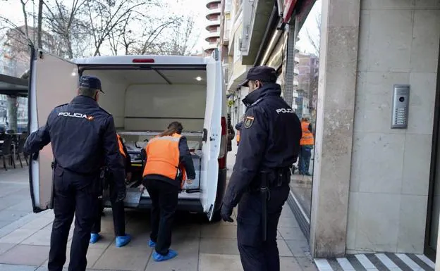 Un vecindario consternado señala que la mujer asesinada en Valladolid era «muy querida»