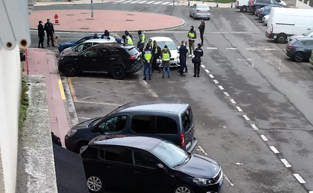 Los vecinos del detenido por las cartas bomba: «Pensábamos que había habido algún asesinato, no esto»