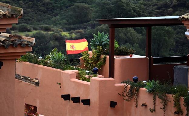 Guerra por la bandera de España en una urbanización de Málaga