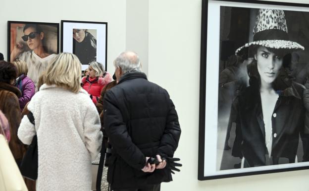 Burgos acoge una exposición que repasa los 40 años en la moda de Roberto Verino