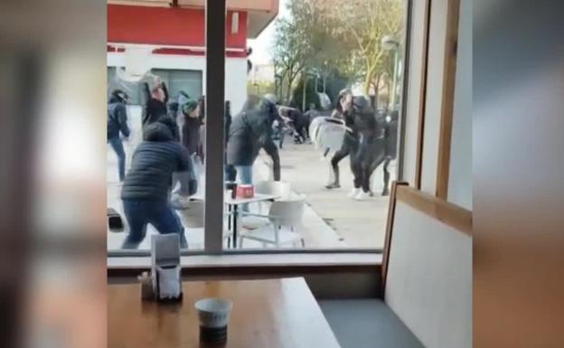 Detenidos 64 radicales por la pelea previa al partido entre el Burgos CF y el Real Zaragoza