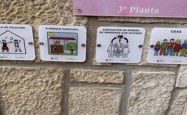 Aranda coloca carteles con pictogramas inclusivos en los edificios públicos