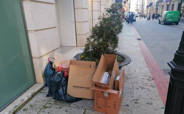 Basura en la calle y una imagen de suciedad en la primera semana del 'puerta a puerta' en Burgos