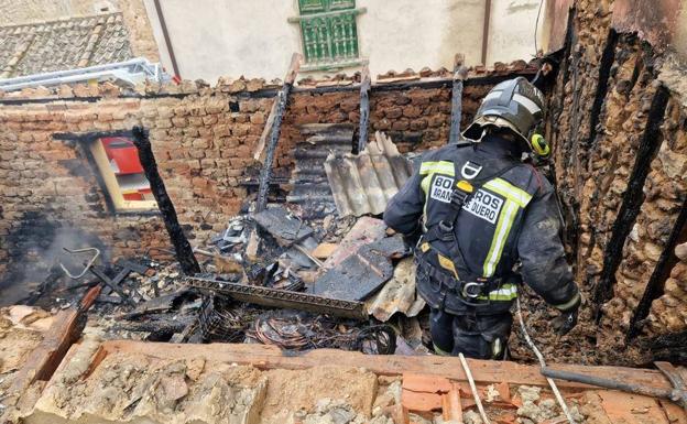 Los Bomberos de Aranda de Duero en su intervención en un incendio en Vadocondes este martes./@Bomberos_Aranda