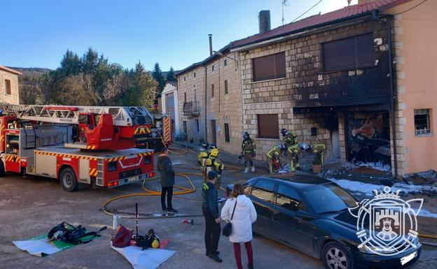 Un incendio de una vivienda en Palacios de Benaver se salda con un intoxicado por humo