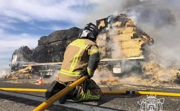 Arde un camión cargado de pacas de paja en Las Quintanillas