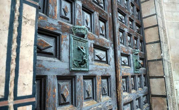 Patrimonio planteará a la Catedral priorizar la restauración de las puertas de Santa María