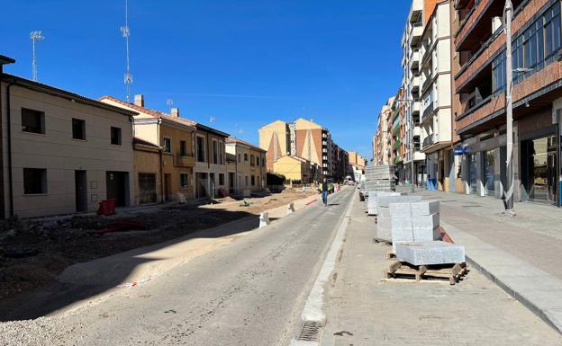 Vecinos y comerciantes de la Avenida Castilla de Aranda se quejan de las «eternas» obras