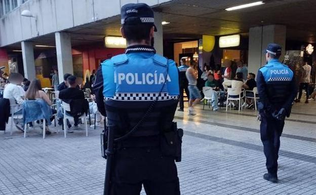 Detenido un hombre de 59 años tras simular tener una pistola y agredir a los agentes