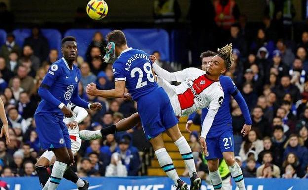 Azpilicueta da el susto y el Arsenal le toma la delantera al City