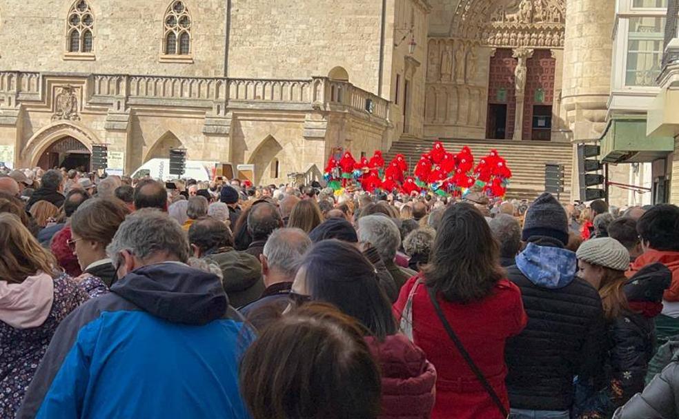 Chirigotas y pasacalles amenizan el vermú de Carnaval en Burgos