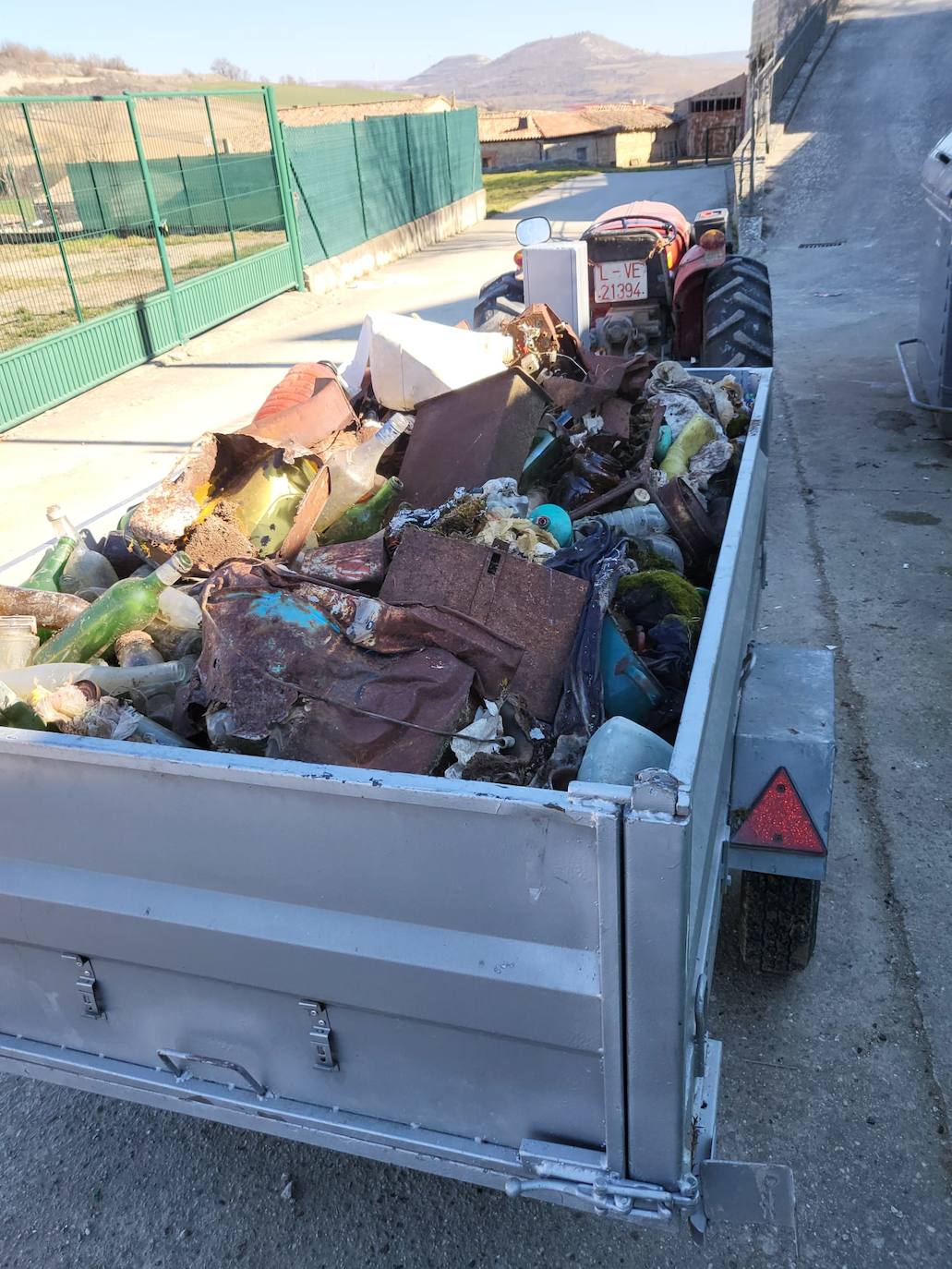 25 vecinos de Lodoso se unen para limpiar un pequeño vertedero de basura cercano a la localidad