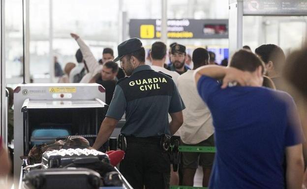 Desde 2024 se podrá viajar en avión sin sacar los líquidos y los ordenadores en el control