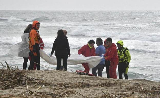 El mar devuelve nuevos cadáveres en Calabria; se elevan a 62 migrantes los muertos por el naufragio