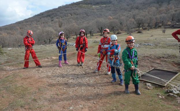 Espiciencia y el Grupo Edelweiss promueven la espeleología entre los jóvenes de Espinosa de los Monteros