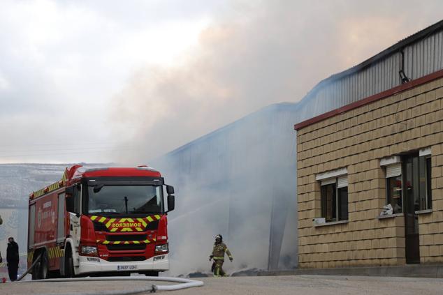 Los Bomberos de Burgos intervienen en el incendio de Molifibra