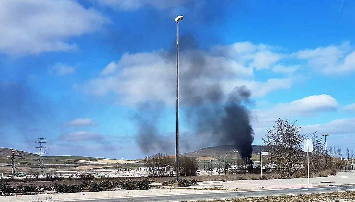 Nuevo susto en Villalonquéjar por un incendio en Agrolab