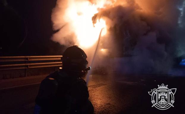 Dos policías y una mujer intoxicados por humo tras arder la cocina de una vivienda en Burgos