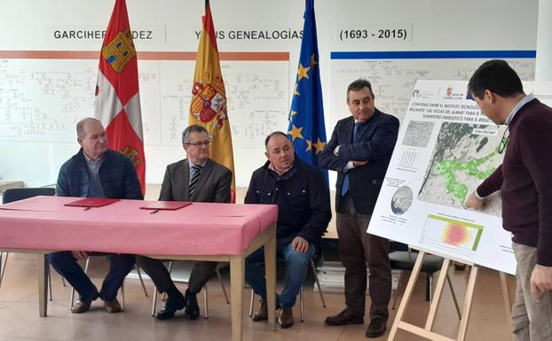 La Consejería firma un convenio con regantes de Salamanca basado en energías alternativas