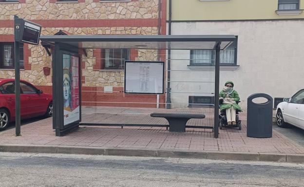 Una queja vecinal consigue la retirada de papeleras que impedían acceder a las paradas de bus