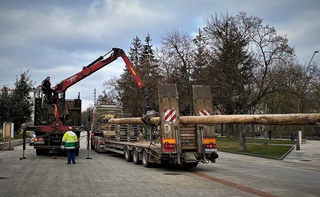 El mástil de la nao Victoria abandona Burgos para proseguir hasta Sanlúcar de Barrameda