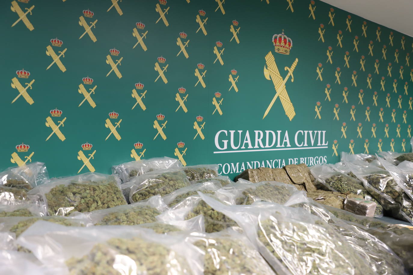 La Guardia Civil aprehende 73 kilorgramos de marihuan y 20 de hachís durante un control en la A-1 en Burgos