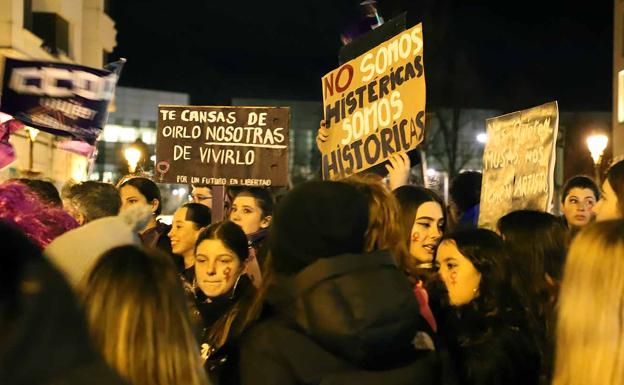 Burgos se tiñe de morado para reivindicar la igualdad y los derechos de las mujeres