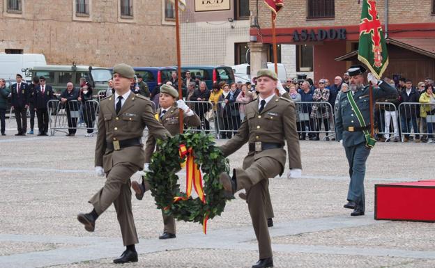 Lerma acoge un homenaje con el izado de la bandera nacional