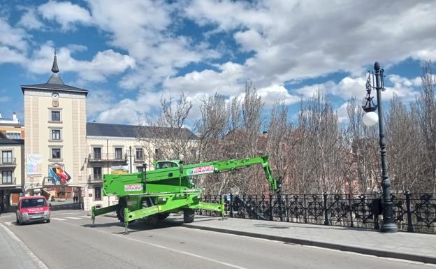 Las obras de iluminación ornamental provocan cortes en el puente Mayor de Aranda